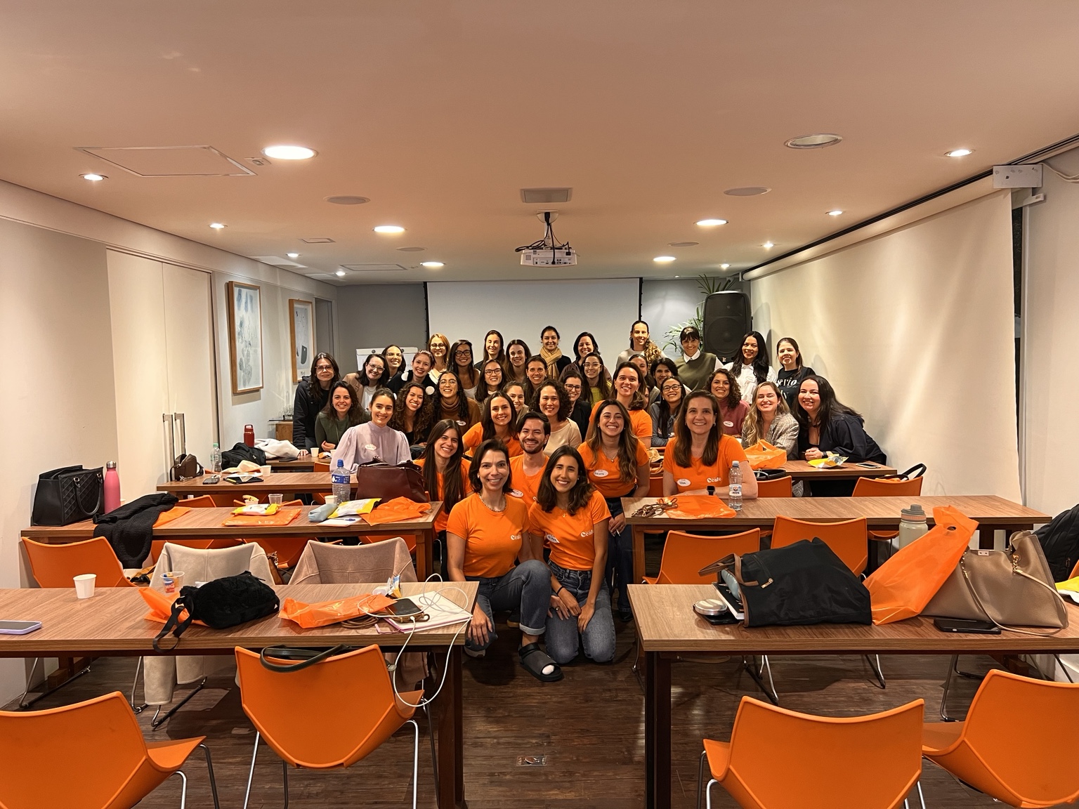 Equipe e participantes reunidos em encontro do CCAFE